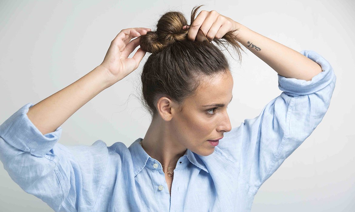 El tercer paso de un moño fácil y rápido es cerrarlo. Esconde las horquillas para un acabado más natural y pulveriza con la Laca Elnett de L’Oréal Paris para una fijación total.